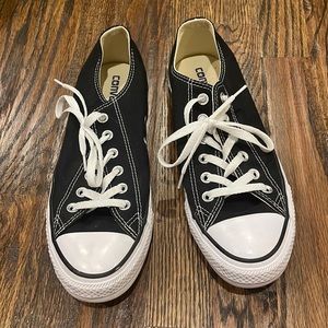 Low top black converse size 9